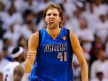 Rund ein halbes Jahr nach seinem großen Triumph in den Finals sehen die Fans Nowitzki bald wieder in Arbeitskleidung.