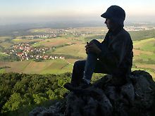 Auf vielen Felsen bietet sich ein wunderbarer Ausblick über Dörfer und Felder in der Fränkischen Schweiz.