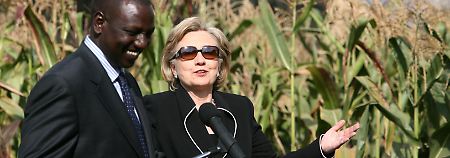 Clinton spricht mit Landwirtschaftsminister Ruto über das Ernährungsprogramm Kenias.