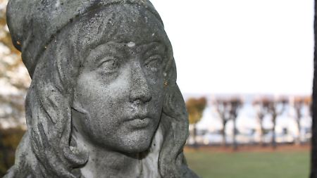 Friedrich Salomon Beer schuf die Skulptur nach dem Selbstbildnis von Dürer.