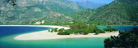 Im Sommer 2012 sollen noch mehr Urlauber an den Stränden der Türkei wie hier in Ölüdeniz baden - trotz steigender Preise in dem Boomland.