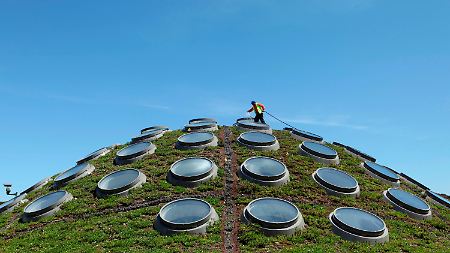 "Living Roof" ("Lebendes Dach") der Akademie der Wissenschaften in San Francisco. Das begrünte Dach hält die Innentemperatur des Gebäudes durchschnittlich um 10 Grad niedriger als ein Standarddach. Der Energieverbrauch für Heizung und Kühlung wird gesenkt.