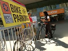 Fahrrad-Parkplatz: Wegen kletternder Spritpreise steigen mehr Einwohner aufs Rad um.