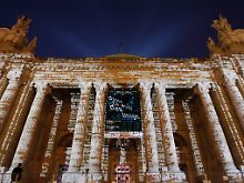 Künstlerisch beleuchteter Eingang zum Grand Palais in Paris.