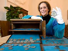 Stolze Finderin: die Hausmeisterin der Staatlichen Bibliothek in Passau, Tanja Hoels.