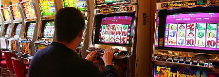 Vor allem Geldspielautomaten ziehen immer mehr Glücksuchende in ihren Bann. 