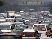 Stoßverkehr in Peking: Staatliche Anreize erhöhen vor allem in ländlichen Regionen die Kauflaune.