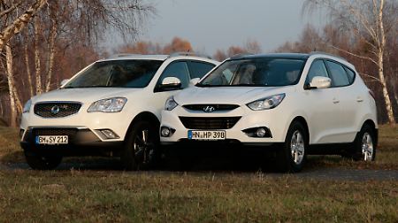 Die kleinteilige Front des Hyundai (rechts) sieht verspielt aus, während das Gesicht des Korando makanter ist.