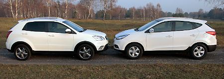 Bei fast identischen Außenmaßen kommt der Korando (links) eine Idee bulliger und dynamischer rüber.
