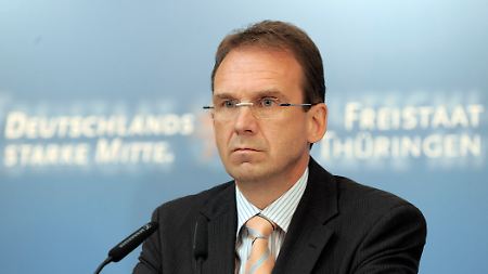 Nach der Kabinettsitzung trat Althaus mit versteinerter Miene vor die Presse.