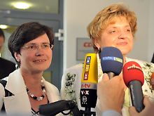 Christine Lieberknecht (l.) und Birgit Diezel machen gute Miene zum undurchschaubaren Spiel.