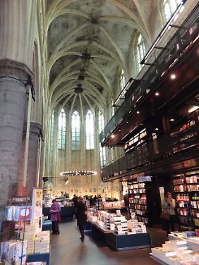 Viele Kirchen in Maastricht haben heute eine andere Funktion, in der  Dominikanerkirche werden nun Bücher angeboten.