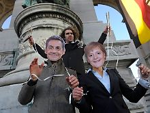 Demonstranten protestieren in Brüssel gegen Merkel und Sarkozy.