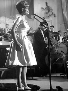Assia während eines Auftritts bei den Deutschen Schlagerfestpielen im Kurhaus von Baden-Baden 1961.