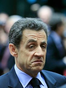Präsident Nicolas Sarkozy weist auf die Souveränität Frankreichs hin.
