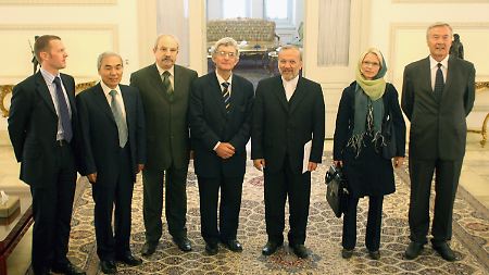 Irans Außenminister Mottaki (3vr) übergibt die Papiere an die Botschafter der Sechser-Gruppe.