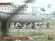 Das Bild des Fernsehsenders Noticieros Television zeigt Sicherheitskräfte, die helfen, die Passagiere in Sicherheit zu bringen.