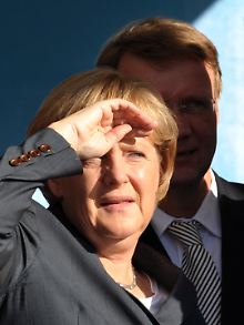 Bei einer Wahlkampfveranstaltung in Wittenberg (Sachsen-Anhalt) wird die Chefin selbst von zuviel Sonne geblendet. Neben ihr assistiert CDU-Generalsekretär Pofalla.