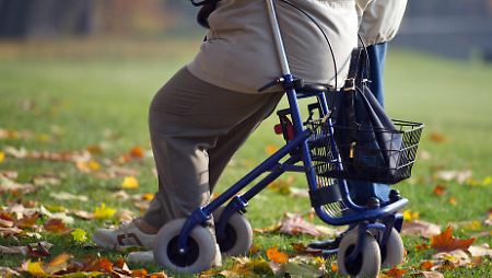 Soziale Unterschiede machen vor dem Alter nicht halt: ein Rollator, Kassenmodell.
