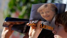 Wahlplakate mit der Kanzlerin schützen auch vor zuviel Sonne (Foto: in Fulda).