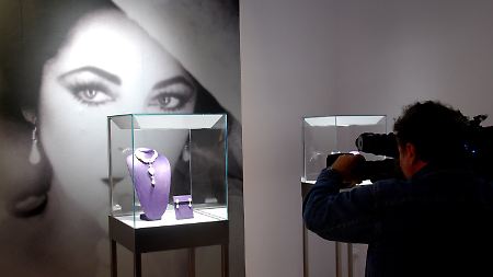 Im Auktionshaus Christie's in New York ausgestellter Schmuck der US-Schauspielerin Elizabeth Taylor.