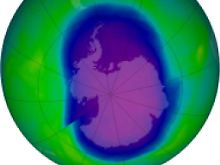 Ein so ausgeprägtes Ozonloch entsteht nur bei extremer Kälte. Die Arktis ist dafür zu warm.