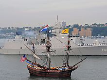 ... den Hudson River hoch - unter ihnen mehrere Nachbildungen des Dreimasters "Halve Maen".