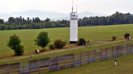 Gedenkstätte Point Alpha: Blick vom einstigen Beobachtungsturm der Amerikaner am Point Alpha zwischen Geisa (Thüringen) und Rasdorf (Hessen) auf die einstige Grenzseite der DDR.