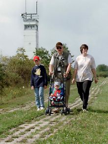 Grenzanlagen bei Point Alpha: Spaziergänger auf dem ehemaligen Kolonnenweg, einem Bestandteil der innerdeutschen Grenze.
