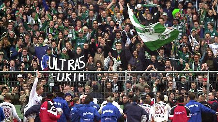 Die Spieler der SpVgg Greuther Fürth lassen sich von ihren Fans feiern. Im "Franken-Derby" im März 2001 (damals in der 2. Liga) verlor Fürth 0:1.