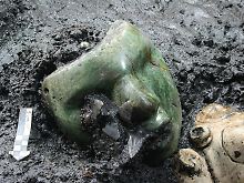 Die Maske ist aus Jade angefertigt worden.