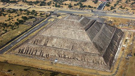 Die Sonnenpyramide von Teotihuacán aus der Luft.