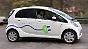 Ein mit Ökostrom von Greenpeace Energy betriebenes Fahrzeug des Carsharing-Unternehmens Cambio fährt in Hamburg über einen Parkplatz.
