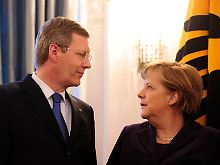 Merkel stützt Wulff. Der Ärger um seinen Kredit kommt ihr höchst ungelegen.