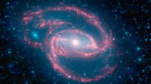 Dieses Schwarze Loch (der helle Punkt in der Mitte) ist "nur" 50 Millionen Lichtjahre entfernt.
