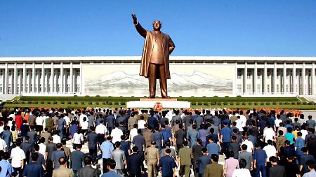 Mit Kranzniederlegungen wie hier an einer riesigen Statue von Kim Il Sung in Pjöngjang beging Nordkorea am 9. September den 61. Jahrestag seiner Staatsgründung.