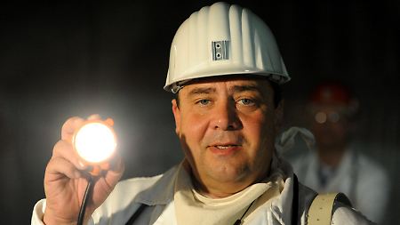 Gabriel besichtigt die Schachtanlage des einsturzgefährdeten Atommülllagers Asse.