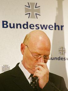 ... der von 2002 bis 2005 in der rot-grünen Bundesregierung unter Gerhard Schröder Verteidigungsminister war.