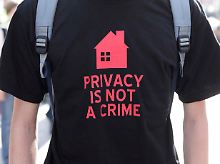 Ein Demonstrant trägt ein T-Shirt mit der Aufschrift "Privatsphäre ist kein Verbrechen".