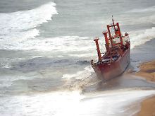 Die "TK Bremen" vor der Küste der Bretagne.