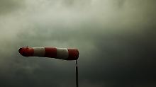 Ein Windsack über der Schiersteiner Brücke in Wiesbaden.