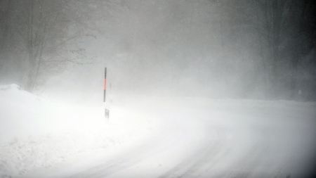 Die Zufahrtsstrasse zum Kahlen Asten im Sauerland ist kaum noch zu erkennen.