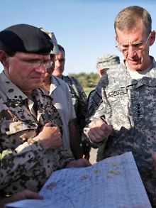 Oberst Klein (l), Kommandeur des deutschen Feldlagers in Kundus, mit dem Oberkommandierenden der NATO-Truppen in Afghanistan, dem US-General Stanley McChrystal.
