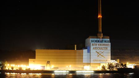 "Greenpeace"-Aktivisten projizieren den Schriftzug "Sicher ist nur: Akw Krümmel abschalten" an die Außenwand des Kernkraftwerks Krümmel.