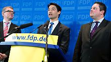 Parteichef Rösler (M.) und Generalsekretär Döring geben sich kämpferisch.