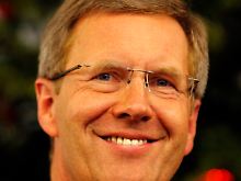 Erste Politiker meinen, Wulff habe das Amt des Bundespräsidenten bereits beschädigt.