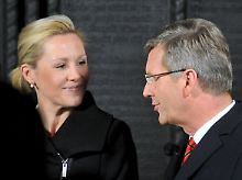 Das Ehepaar Wulff vor der Thesentür an der Schlosskirche in Wittenberg.