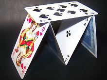 Für ein solch fragiles Gebäude dauerte es vergleichsweise lang bis zum Zusammenbruch.