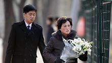Nordkoreaner bringen Blumen zur nordkoreanischen Botschaft in Peking.