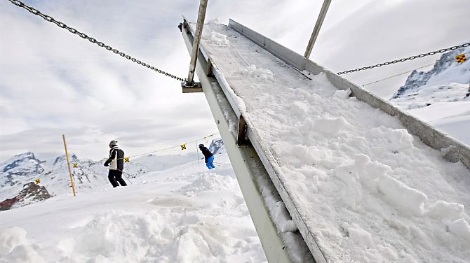 Schneekanone "Snowmaker" in Zermatt.